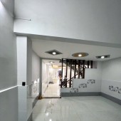3.25 TỶ- NHÀ 2 TẦNG SÁT BÊN HÔNG CHỢ HÓC MÔN - HẺM XE HƠI- ĐANG CHO THUÊ 5TR/TH